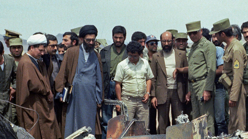 بازدید آیت‌الله خامنه‌ای از بقایای سربازان آمریکا در طبس
