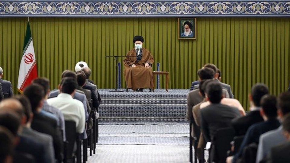 رهبر انقلاب: کار بزرگ انقلاب برای دانشگاه، هویت‌بخشی به آن بود