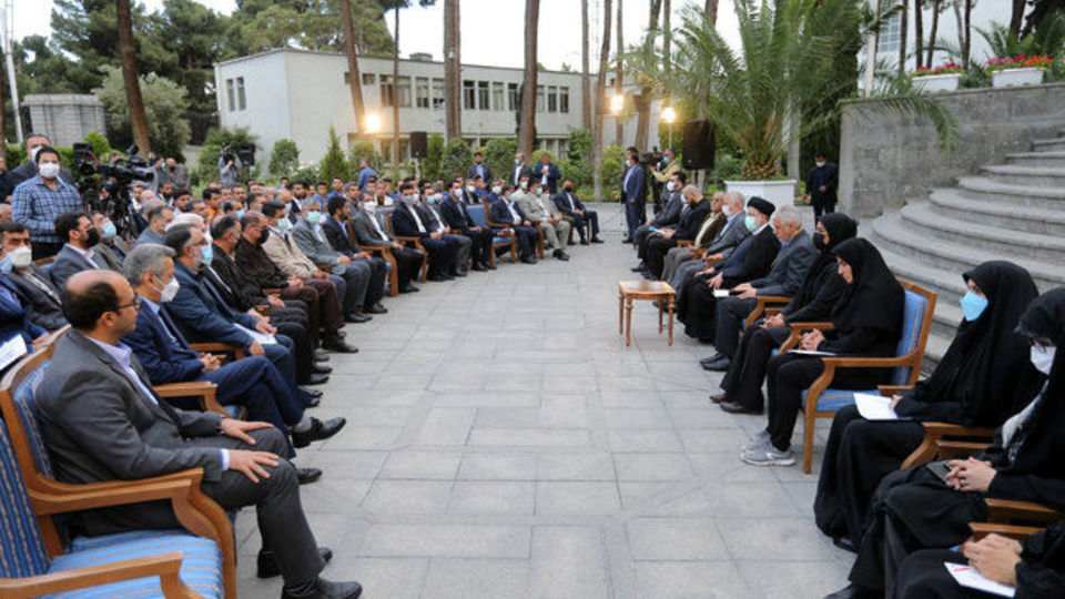 رئیسی : اهتمام دولت بر رفع مشکلات بیمه، مسکن و اشتغال قهرمانان ملی