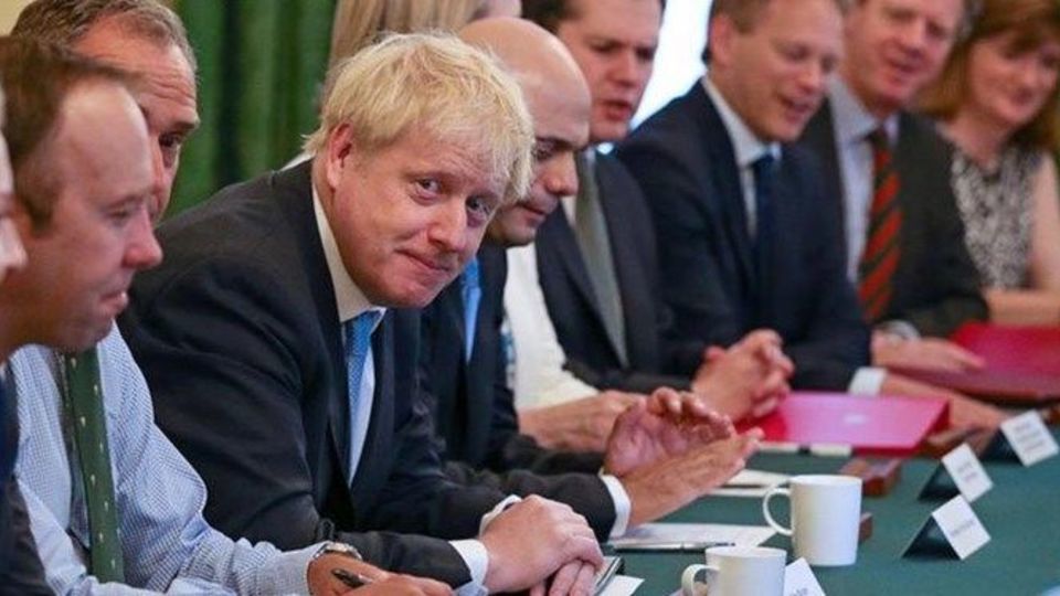 توصیه جنجالی مقام دولت جانسون؛ بیشتر کار کنید تا از پس هزینه‌ها برآیید