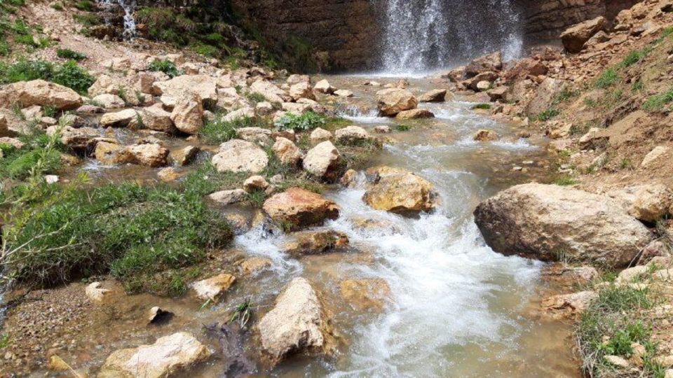 چشم‌انداز بهاری آبشار «پیرسقا» در چاراویماق