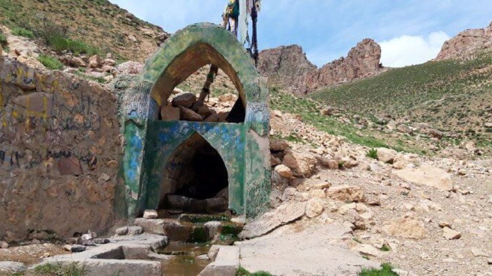 چشم‌انداز بهاری آبشار «پیرسقا» در چاراویماق