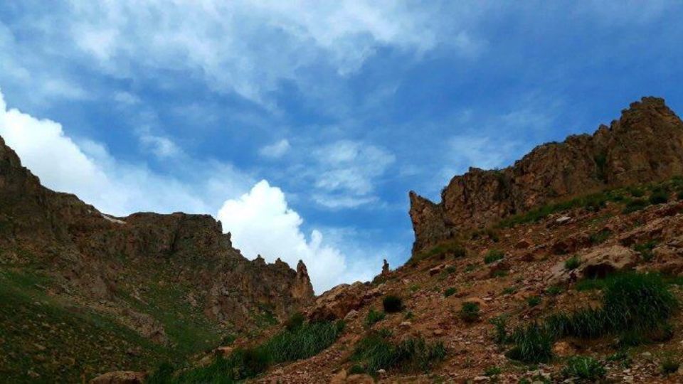 چشم‌انداز بهاری آبشار «پیرسقا» در چاراویماق