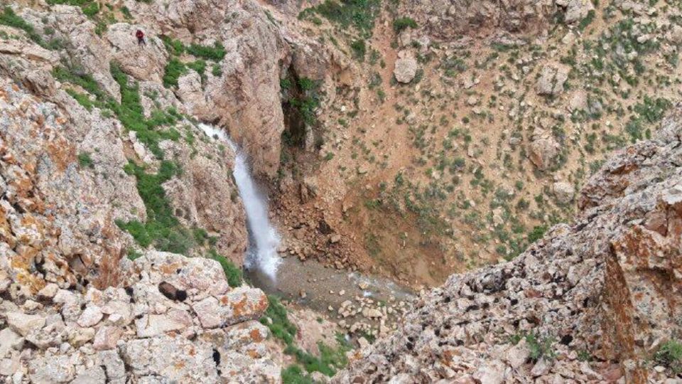 چشم‌انداز بهاری آبشار «پیرسقا» در چاراویماق