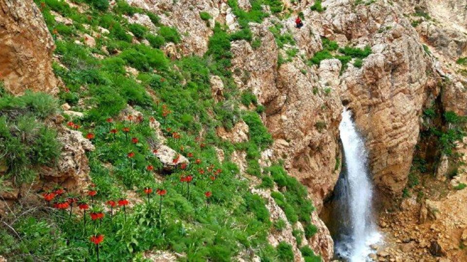 چشم‌انداز بهاری آبشار «پیرسقا» در چاراویماق