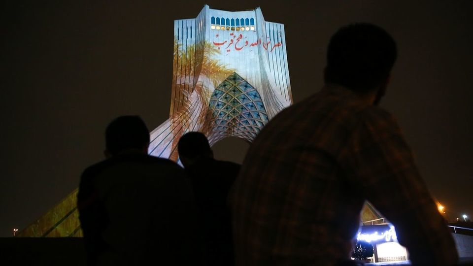 نورپردازی سه‌بعدی در برج آزادی به مناسبت سالروز آزادسازی خرمشهر 