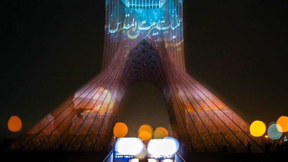 نورپردازی سه‌بعدی در برج آزادی به مناسبت سالروز آزادسازی خرمشهر 