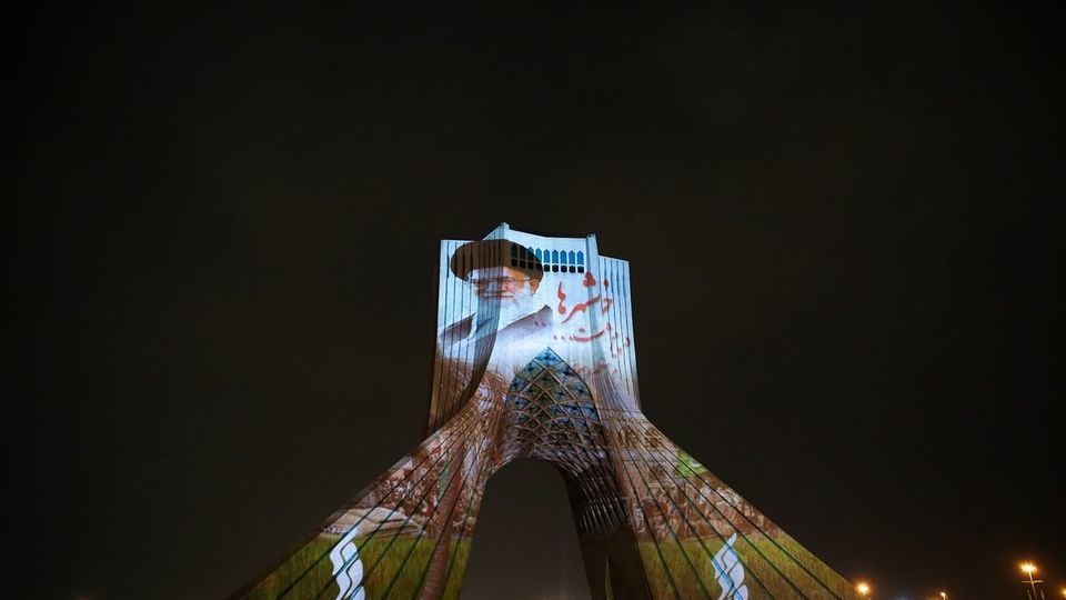 نورپردازی سه‌بعدی در برج آزادی به مناسبت سالروز آزادسازی خرمشهر 