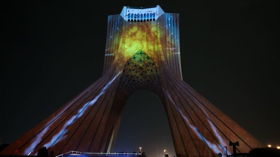 نورپردازی سه‌بعدی در برج آزادی به مناسبت سالروز آزادسازی خرمشهر 