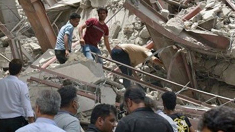 وزیر کشور: تاکنون ۱۴ نفر در اثر فروریختن برج متروپل جان باخته‌اند