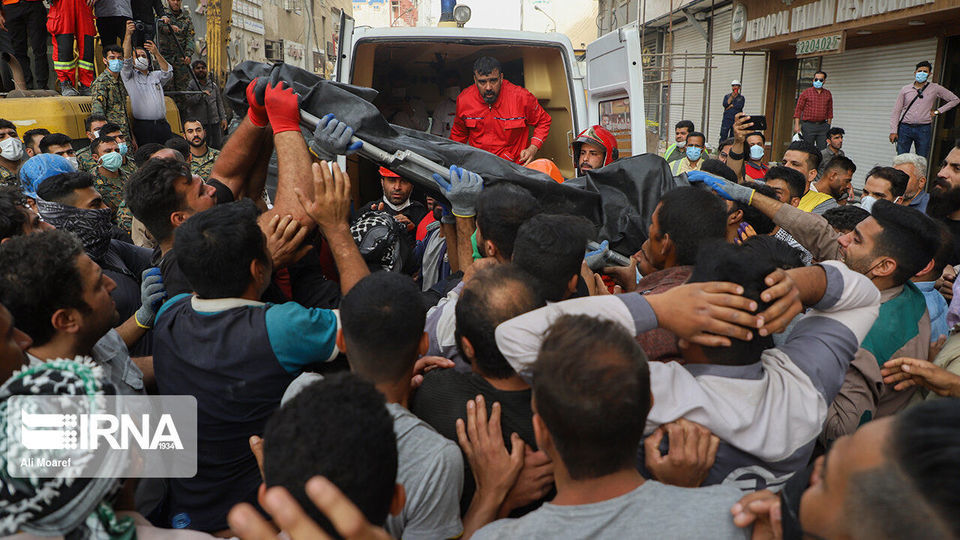 پیکرهای ۲ نفر دیگر از زیر آوار متروپل خارج شد