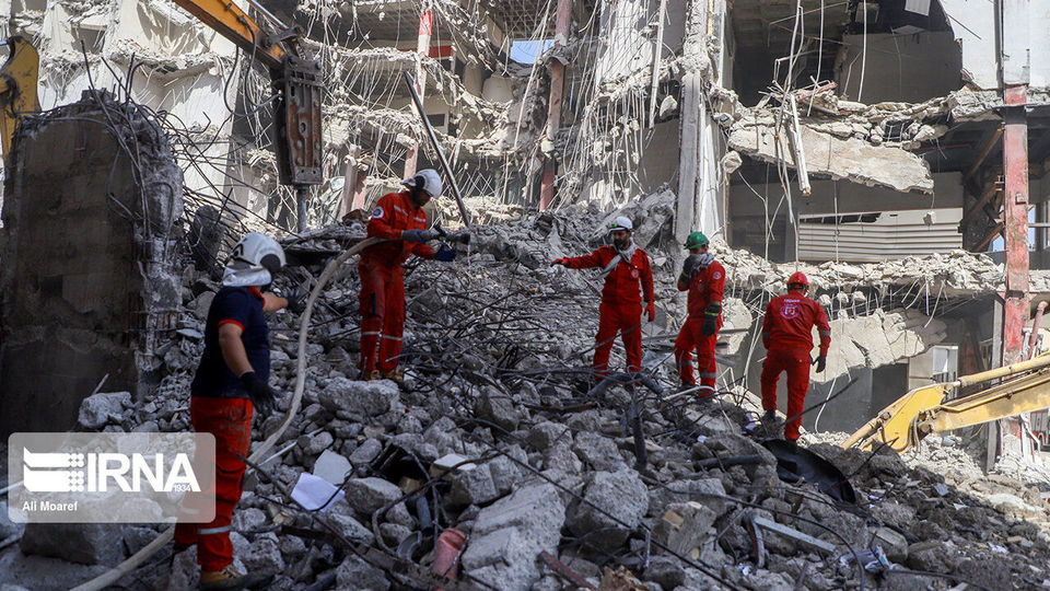 آواربرداری در ساختمان مترو پل- روز هشتم