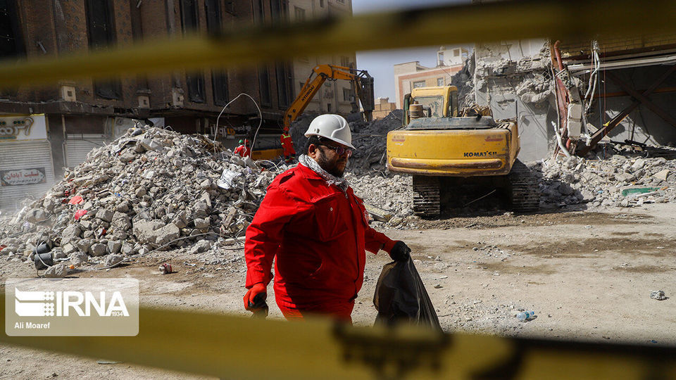 آواربرداری در ساختمان مترو پل- روز هشتم