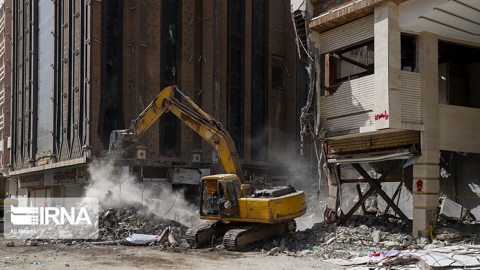 آواربرداری در ساختمان مترو پل- روز هشتم