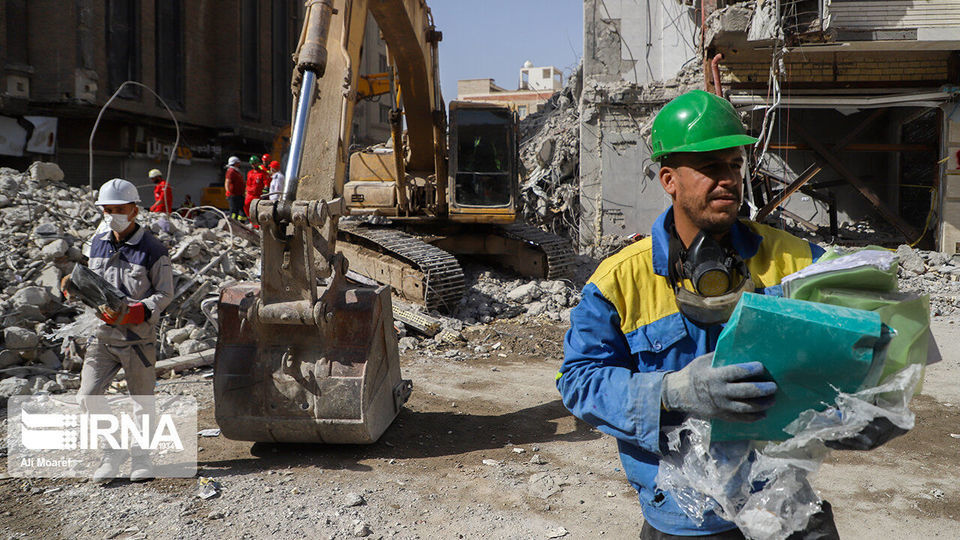 آواربرداری در ساختمان مترو پل- روز هشتم