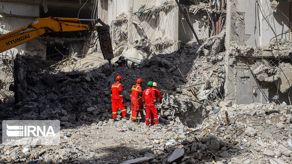 آواربرداری در ساختمان مترو پل- روز هشتم