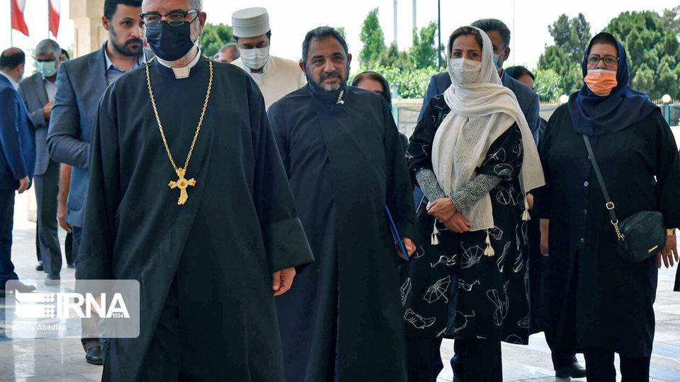 ادای احترام نمایندگان ادیان الهی به امام خمینی (ره)