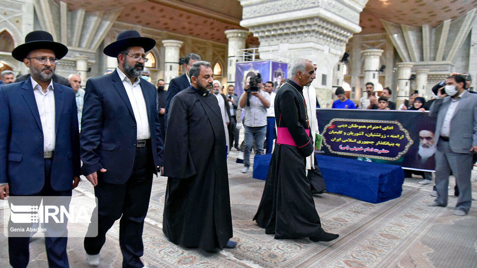 ادای احترام نمایندگان ادیان الهی به امام خمینی (ره)