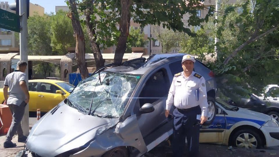 تصادف ۲۰۶ مدل ۱۴۰۱ با ماشین پلیس/ ایربگ با ۸۰ کیلومتر سرعت باز نشد!