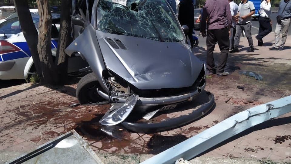  تصادف ۲۰۶ مدل ۱۴۰۱ با ماشین پلیس/ ایربگ با ۸۰ کیلومتر سرعت باز نشد!