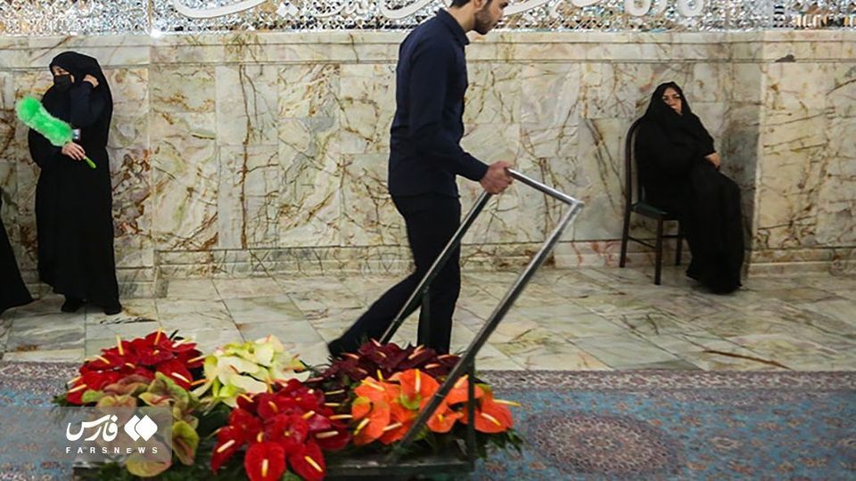 گل آرایی ضریح مطهر ‌حضرت معصومه(س) 