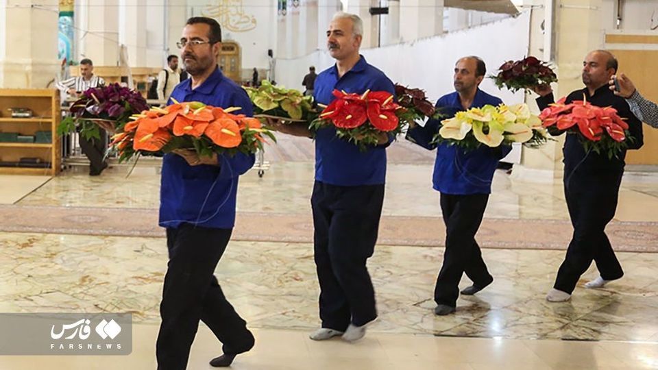 گل آرایی ضریح مطهر ‌حضرت معصومه(س) 