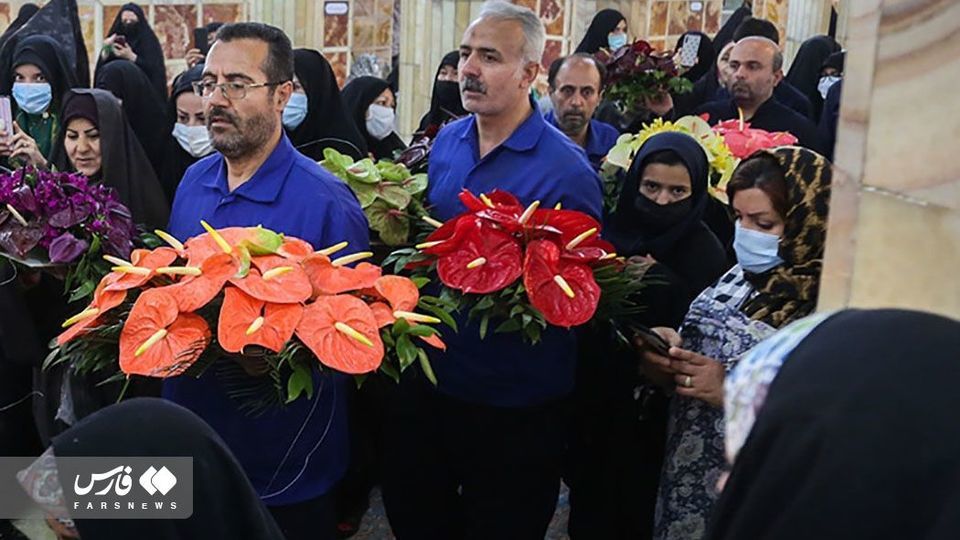 گل آرایی ضریح مطهر ‌حضرت معصومه(س) 