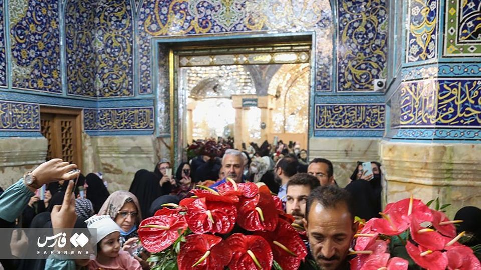 گل آرایی ضریح مطهر ‌حضرت معصومه(س) 