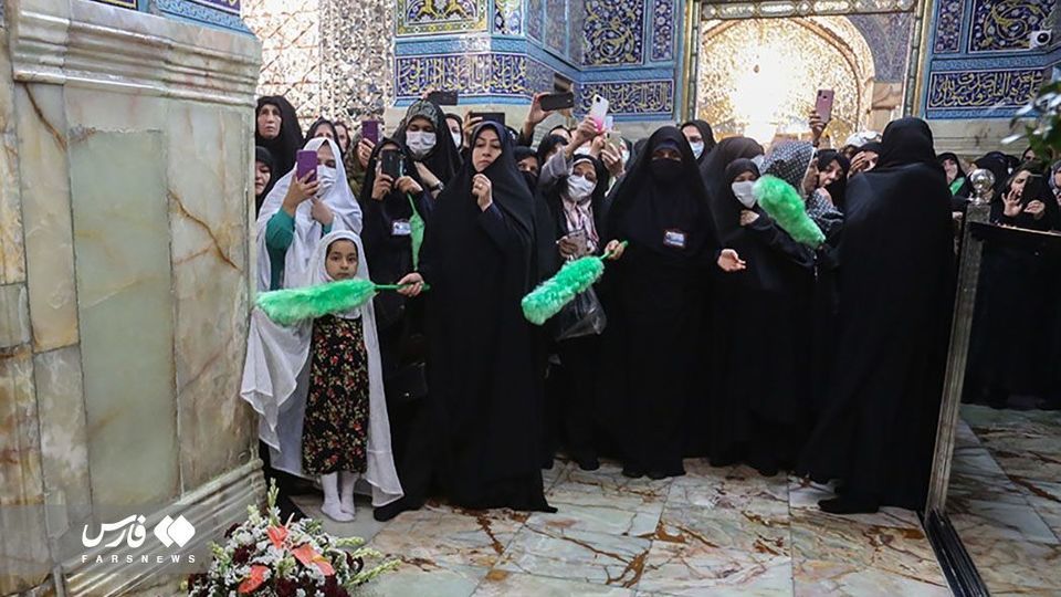 گل آرایی ضریح مطهر ‌حضرت معصومه(س) 