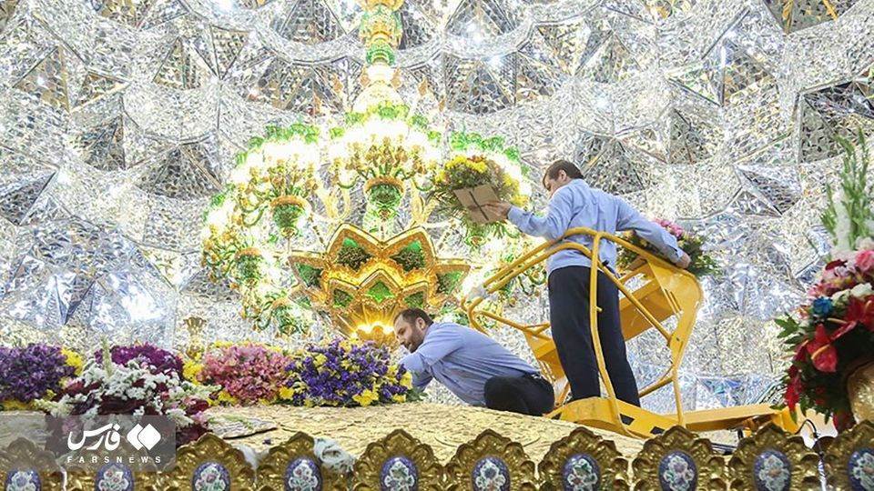 گل آرایی ضریح مطهر ‌حضرت معصومه(س) 