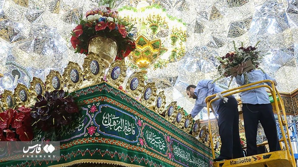 گل آرایی ضریح مطهر ‌حضرت معصومه(س) 