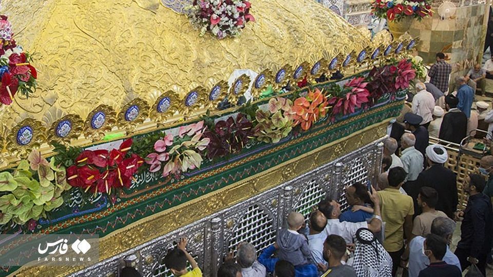 گل آرایی ضریح مطهر ‌حضرت معصومه(س) 