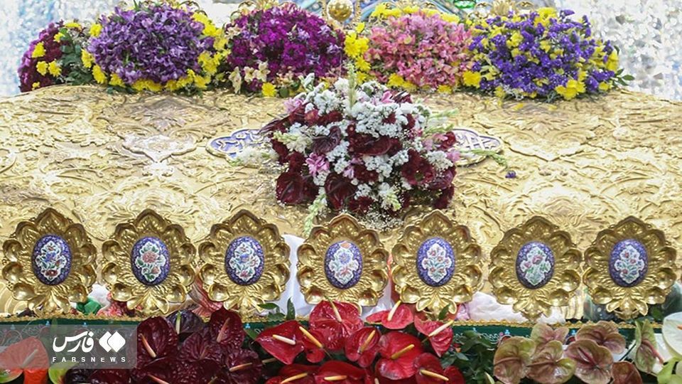 گل آرایی ضریح مطهر ‌حضرت معصومه(س) 