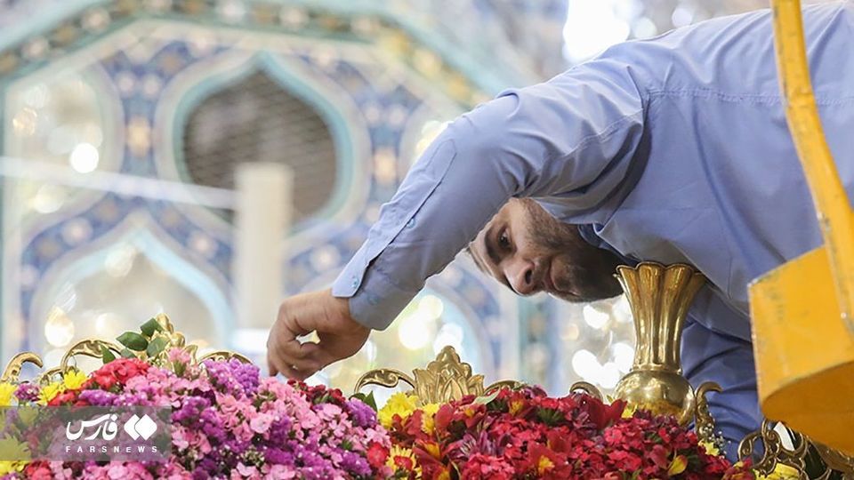 گل آرایی ضریح مطهر ‌حضرت معصومه(س) 