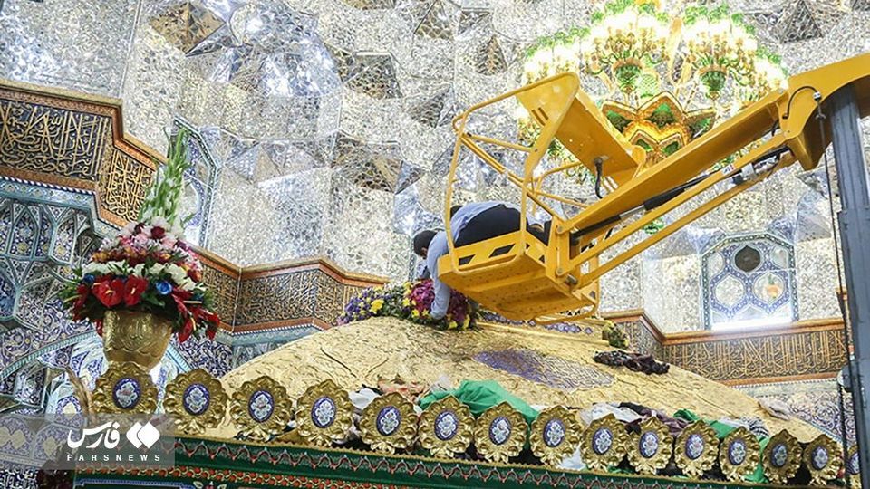 گل آرایی ضریح مطهر ‌حضرت معصومه(س) 