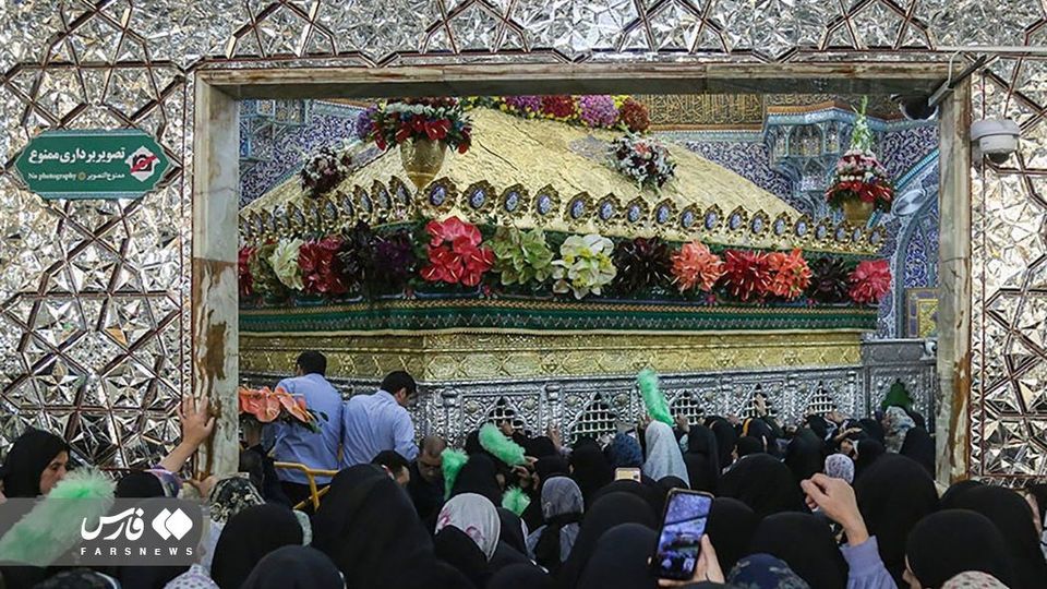 گل آرایی ضریح مطهر ‌حضرت معصومه(س) 