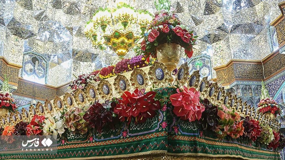 گل آرایی ضریح مطهر ‌حضرت معصومه(س) 