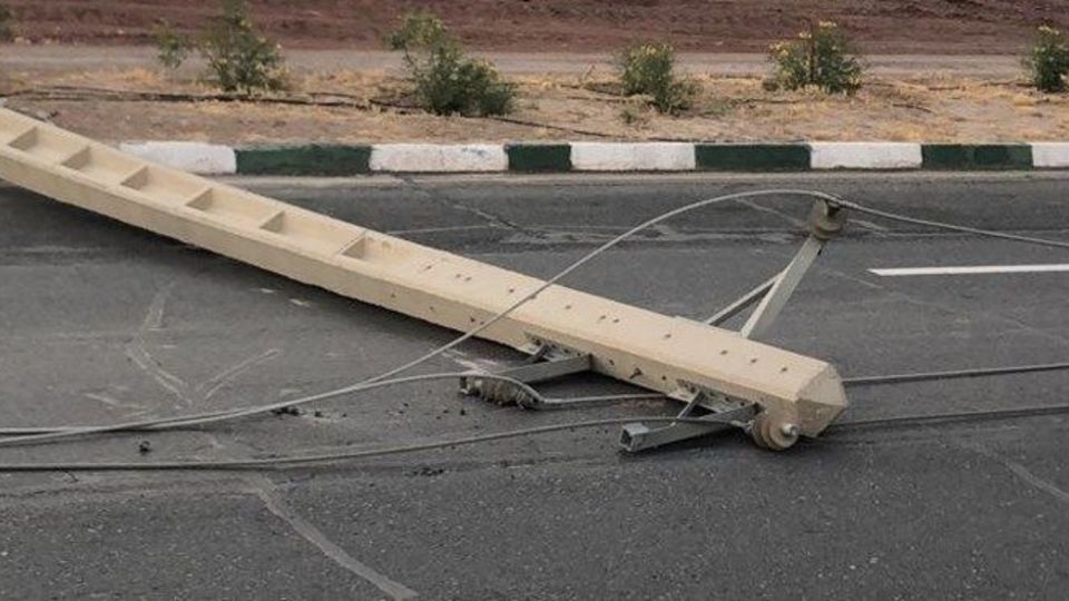 سقوط دو تیرچراغ برق بر اثر باد شدید در پرند
