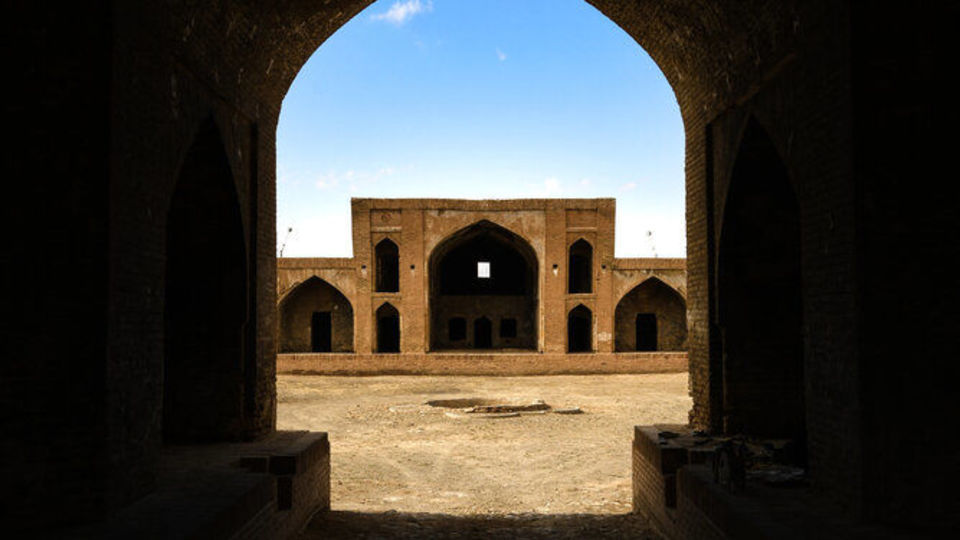 کاروانسرای آجری شاه عباسی آهوان