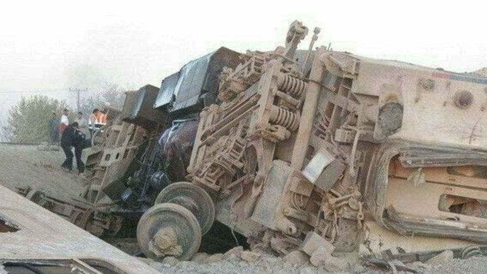 اطلاعیه راه آهن درباره برخورد قطار مسافری مشهد- یزد با بیل مکانیکی