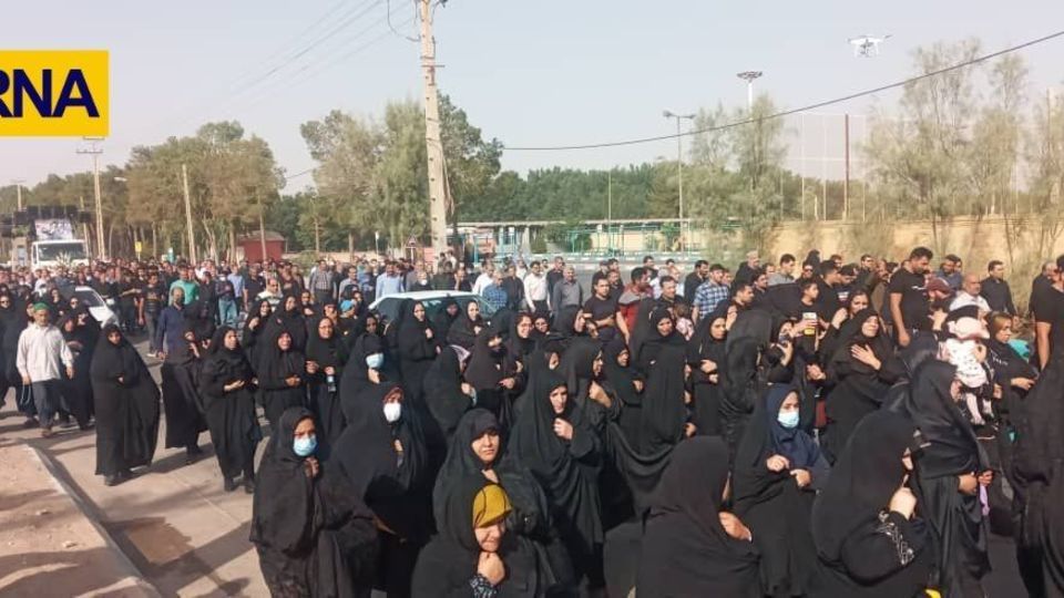 تشییع پیکر هشت جانباخته شناسایی شده در حادثه قطار مشهد به یزد