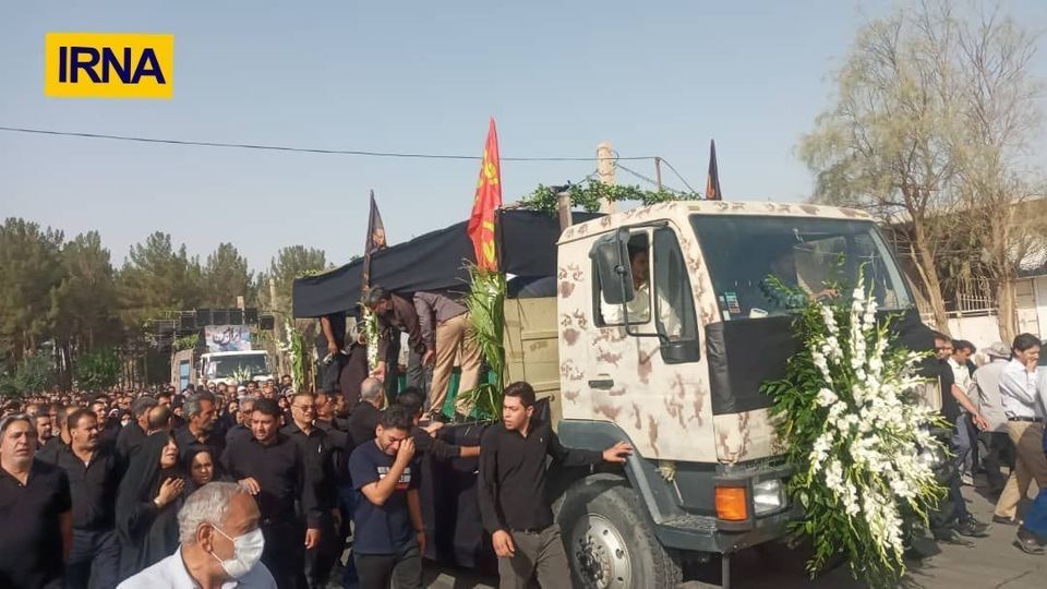 تشییع پیکر هشت جانباخته شناسایی شده در حادثه قطار مشهد به یزد