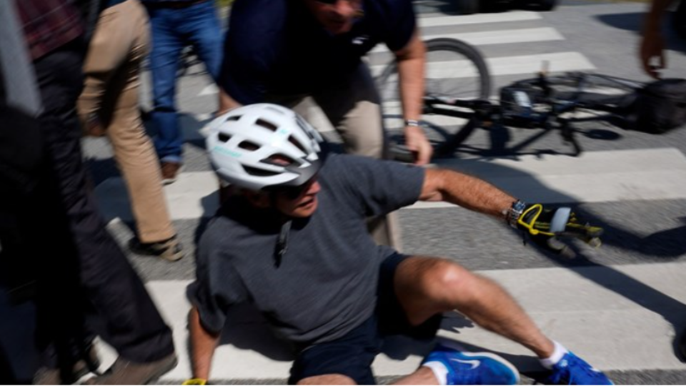 بایدن از روی دوچرخه افتاد