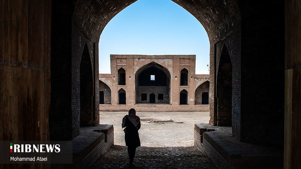 کاروانسرای سنگی آهوان، بنای تاریخی در سمنان 