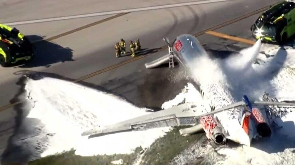 یک هواپیمای مسافربری با 126 سرنشین در آمریکا آتش گرفت

 – خبر زنده