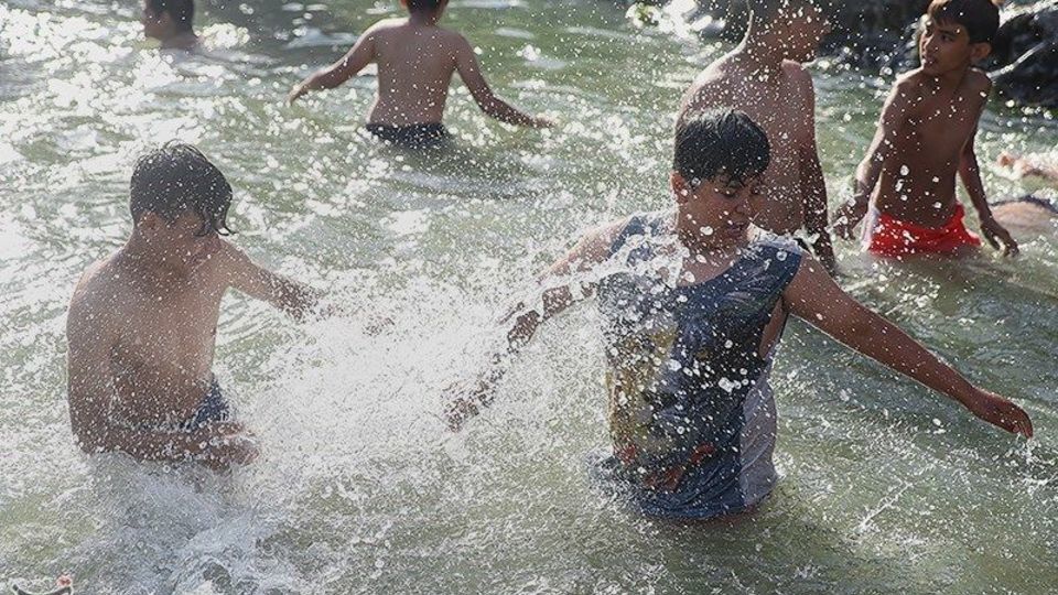 آب تنی در چشمه علی آب تنی در چشمه علی