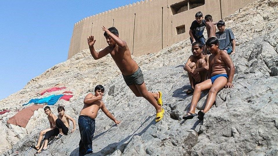 آب تنی در چشمه علی آب تنی در چشمه علی