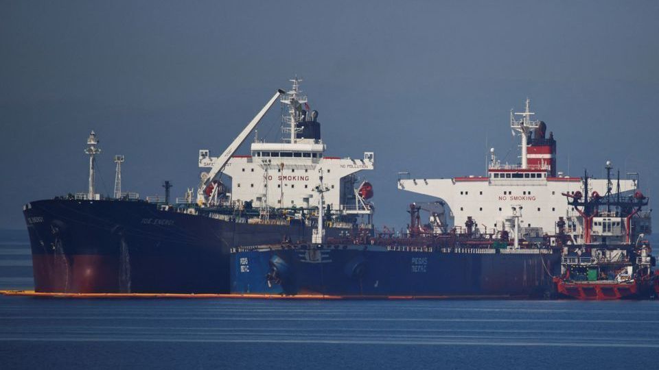 رویترز: نفتکش توقیف شده حامل پرچم ایران به بندر یونانی منتقل شد