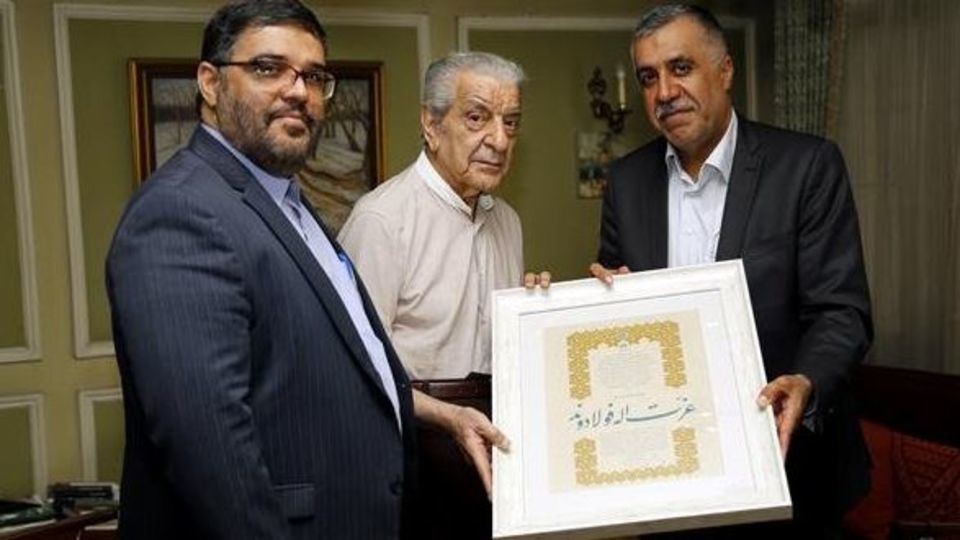 اهدای گواهینامه درجه یک هنری به عزت الله فولادوند
