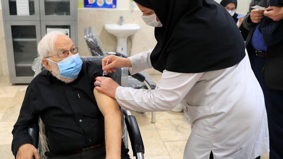 برای دُز چهارم چه واکسنی بزنیم؟ 